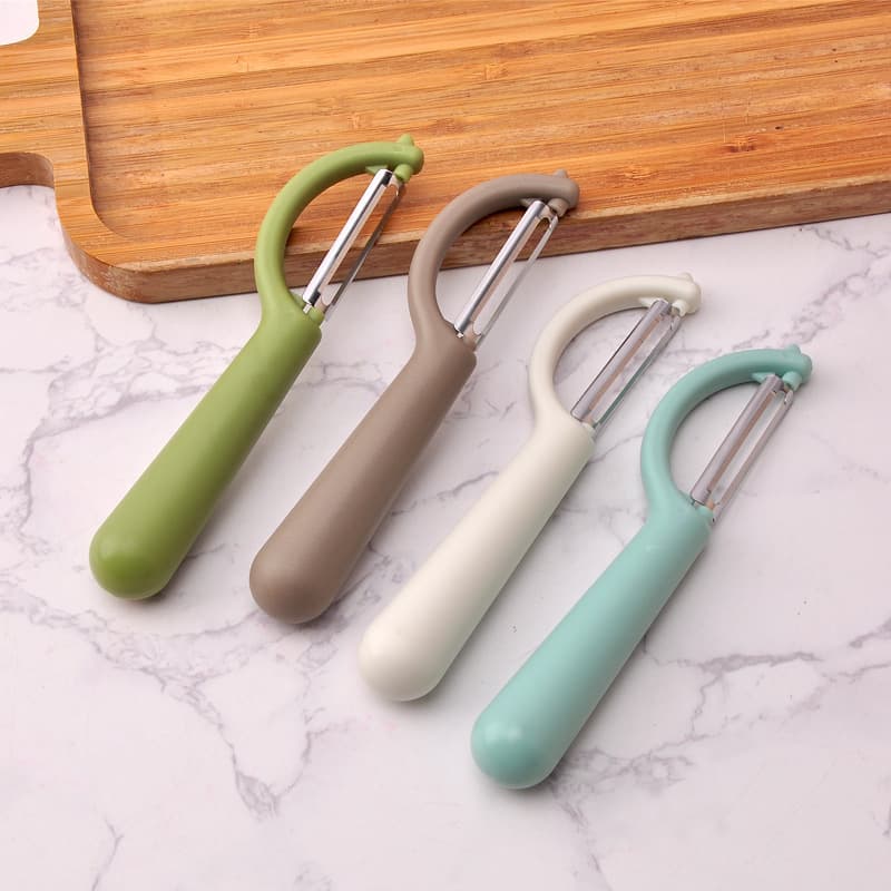 P-type peeler, factory direct sales, stainless steel fruit and vegetable peeler, multi-functional potato peeler for kitchen use.