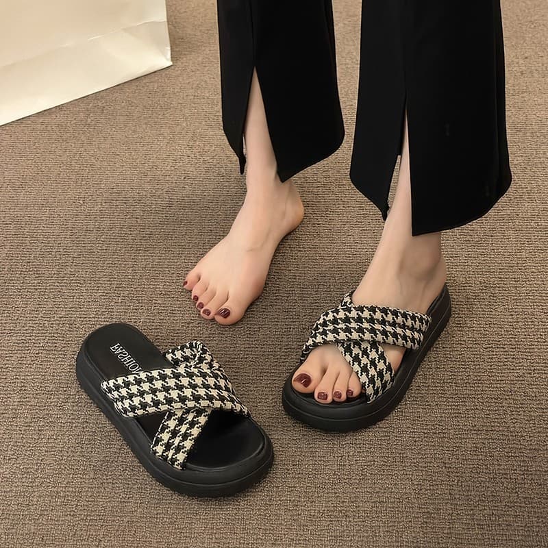 Houndstooth Thick-Soled Sandals for Women, Summer Outdoor Wear, 2026 New Korean Style, Outdoor Beach Dormitory Cross-Strap Flip-Flops