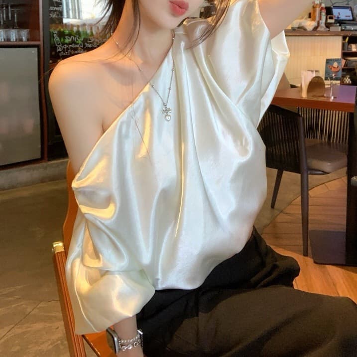 French High-End 2026 New Off-Shoulder Fashionable Women's Top, Slimming, Versatile, Short Length for Summer