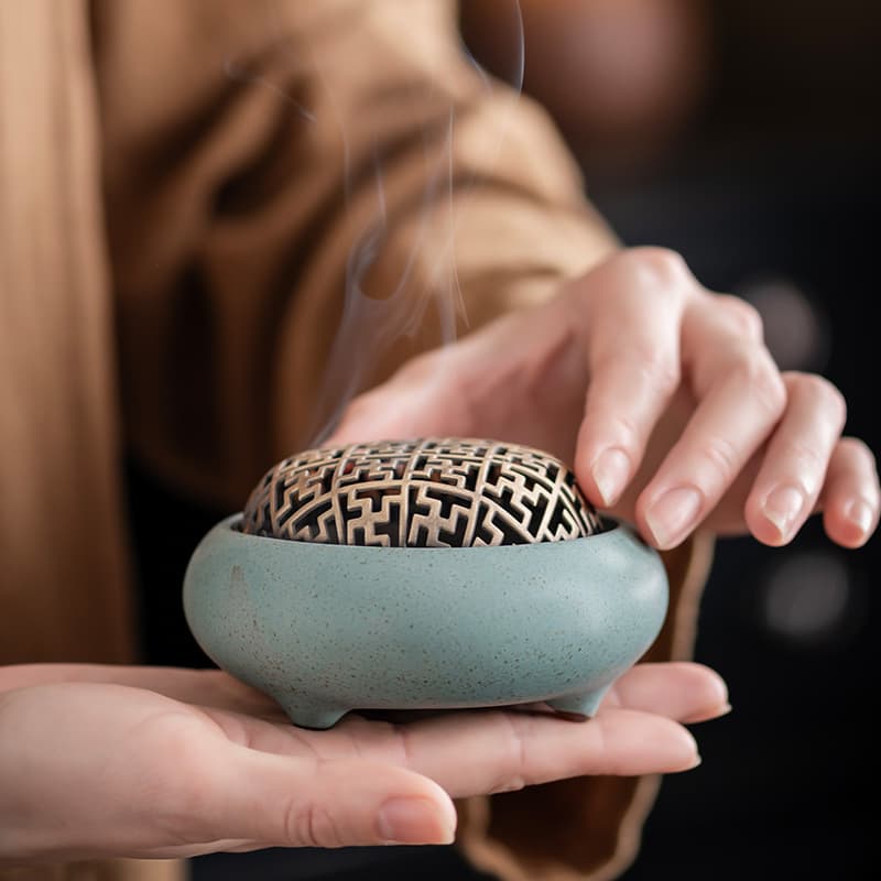 Three-legged Stillness Furnace Coil Incense Burner, Minimalist Ceramic Fragrance Burner, Sandalwood Agarwood Cone Incense, Chinese Tea Tabletop Accessory Ornament