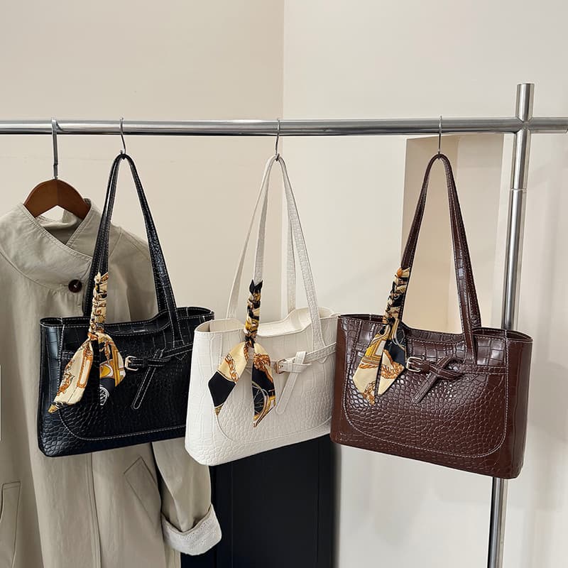 Cross-border Trendy Textured Small Square Handbag Women's Bag 2026 Winter New Crocodile Pattern Luxury Shoulder Bag Trendy Underarm Bag