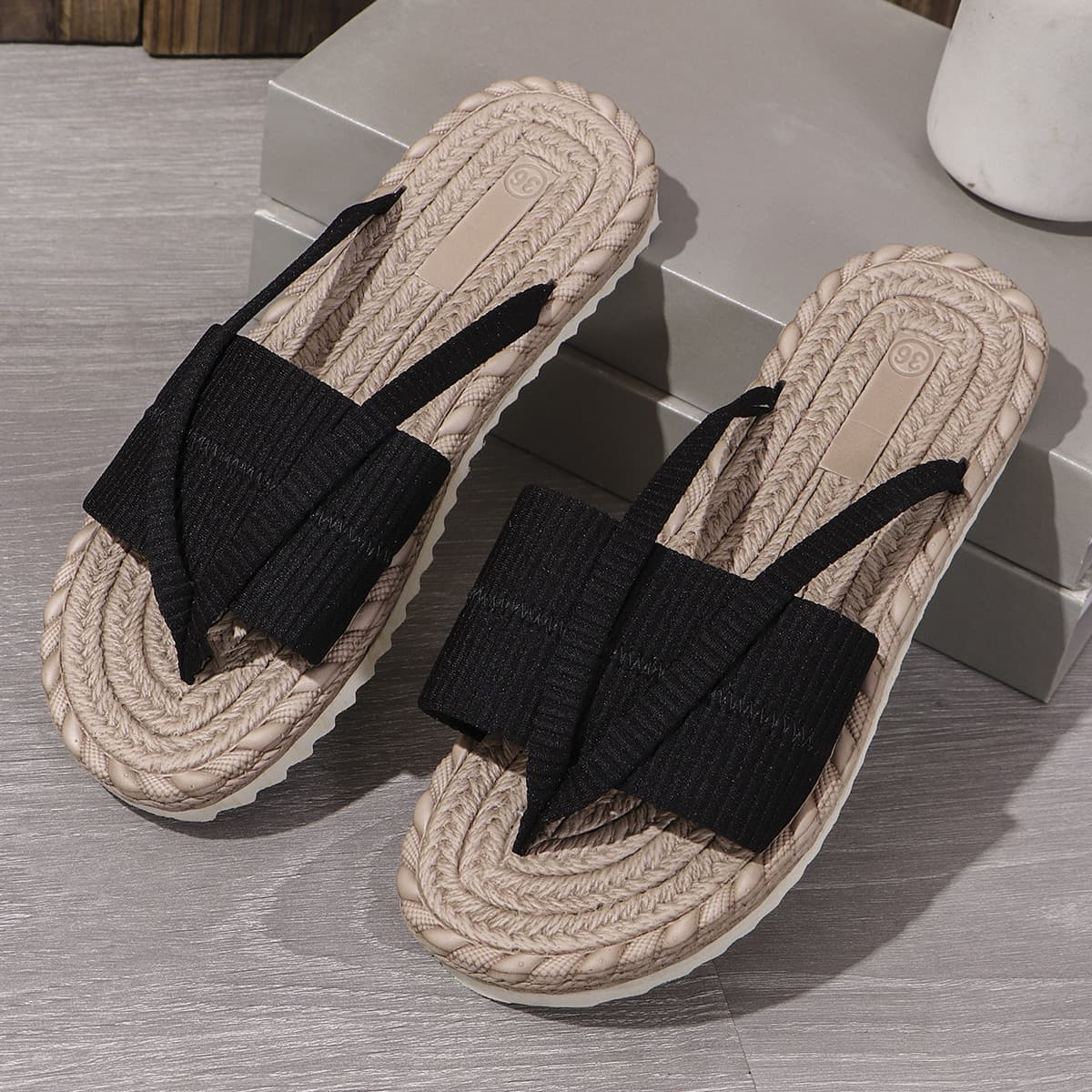 Women's Summer Slippers 2025 New Beach Vacation Sandals Trendy Fashion Toe Separator Flip Flops Slipper