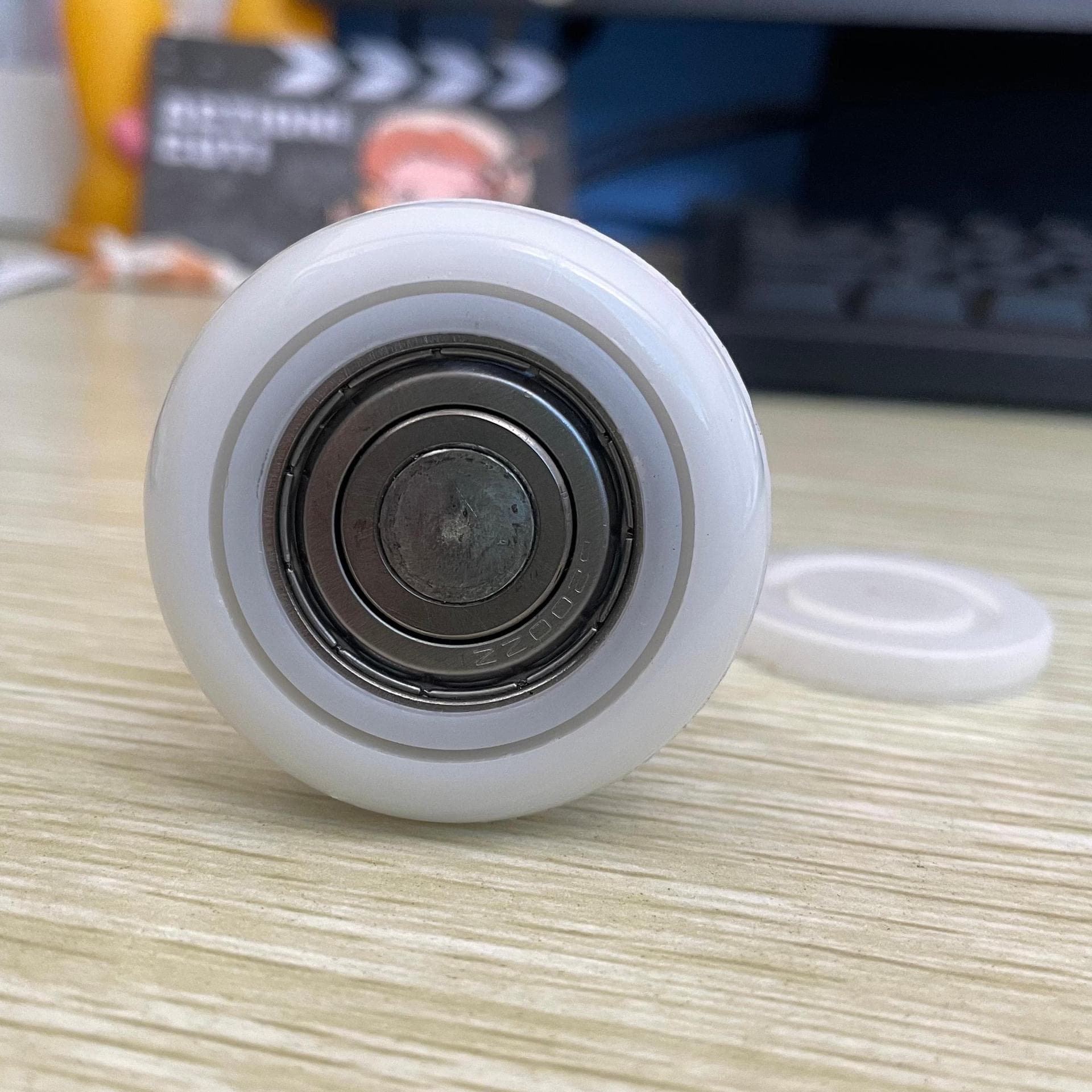 Factory direct sales of garage door accessories, white dust cover, 46mm x 120mm nylon rollers.
