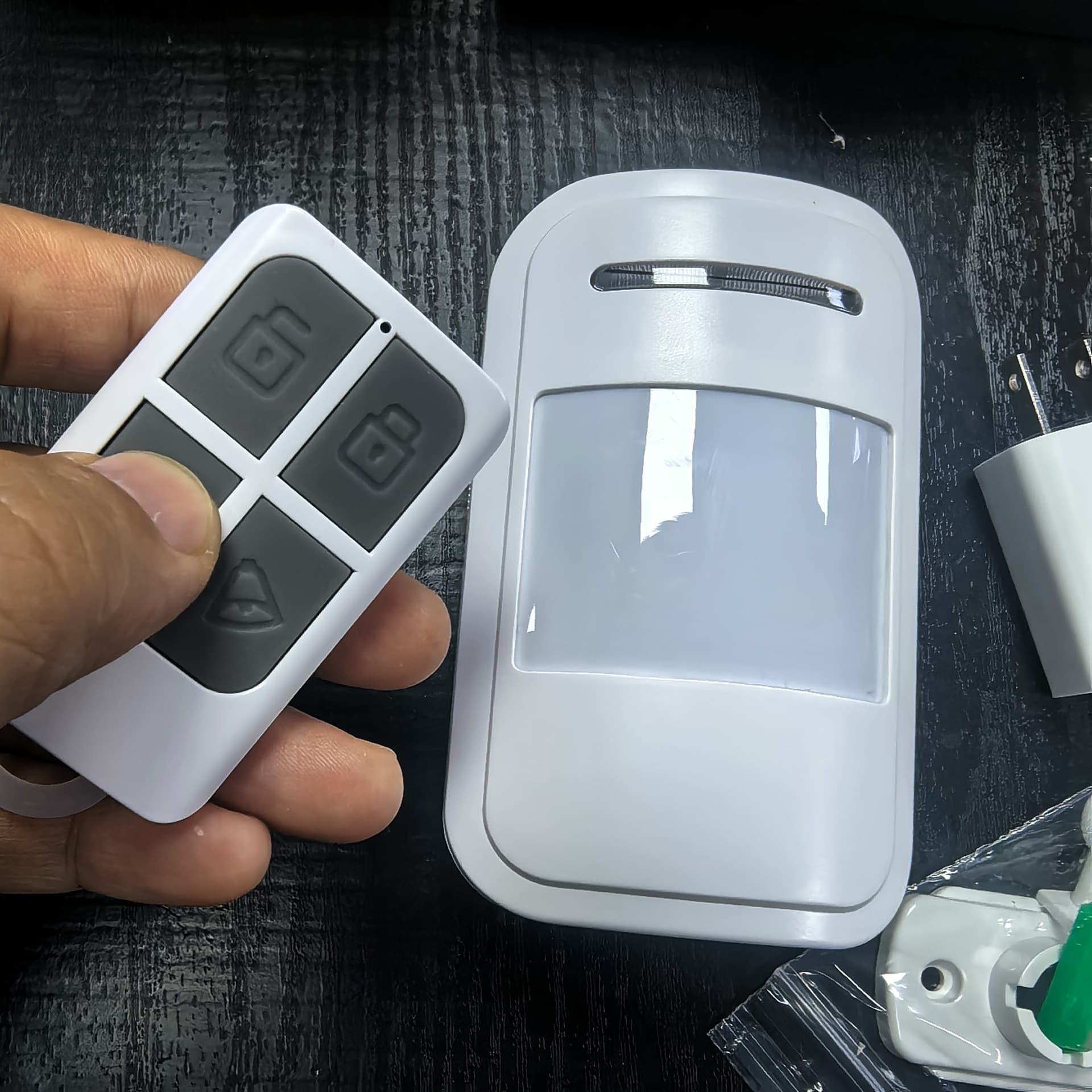 Wireless Remote Control Infrared Sound and Light Alarm for Door and Window Security, On-Site Siren, Smart Home Alarm