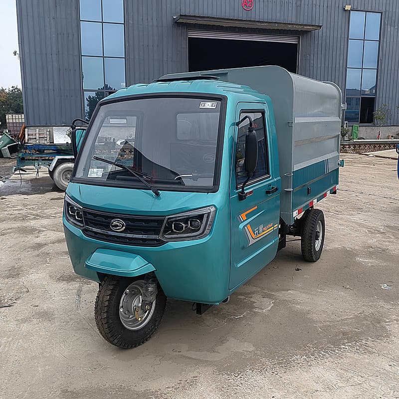 Licensed electric three-wheeled garbage trucks, property new energy garbage transport vehicles, self-loading and self-dumping waste transport trucks.