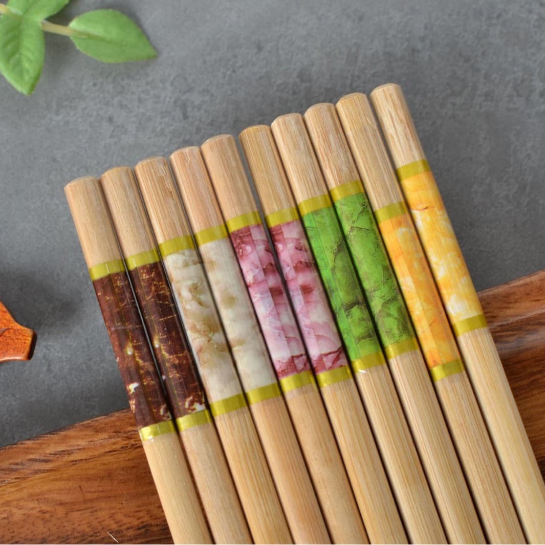 Wholesale and drop-shipping of five-color printed bamboo chopsticks for home, takeout, and hotel use, disposable bamboo chopsticks in boxes, eco-friendly utensils.