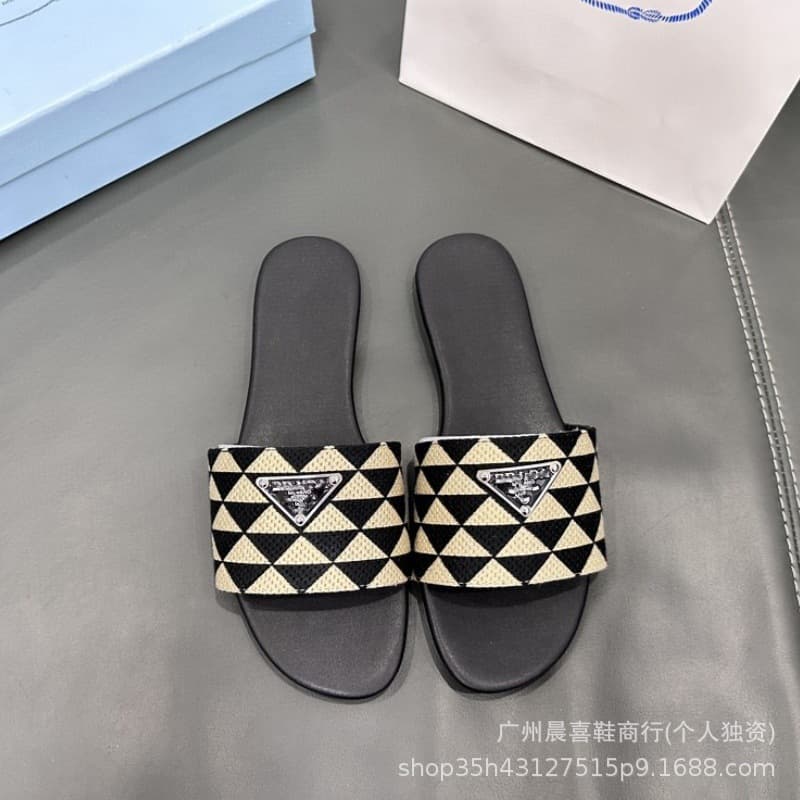 P Family 2026S Summer Embroidered Flat One-Strap Sandals Letter Anti-Slip Outdoor Home Classic Beach Couple Slippers