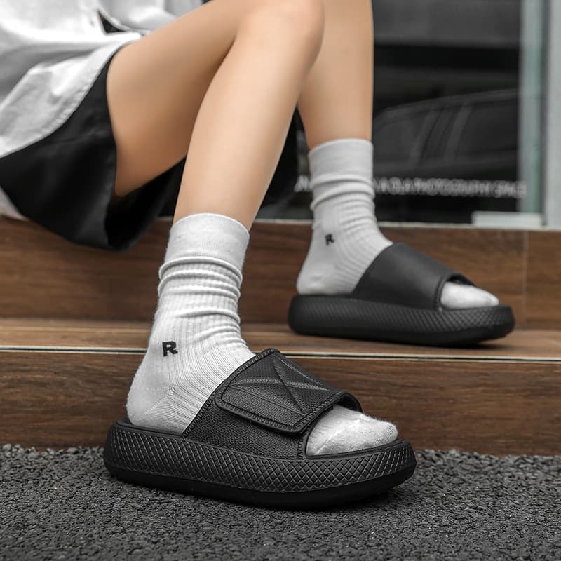 One-line flip flops new summer outdoor non-slip and wear-resistant sandals EVA soft bottom home breathable high-end couple slippers