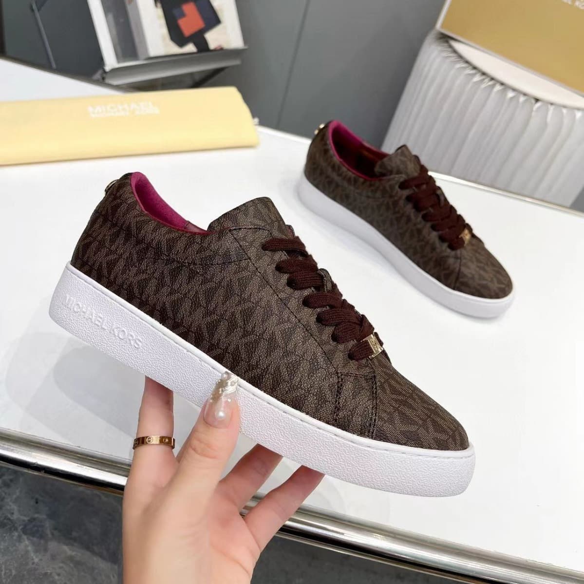 Shipped from Guangzhou, 1:1 full leather inside and out, comfortable street style, trendy women's sports board shoes, McQueen white sneakers