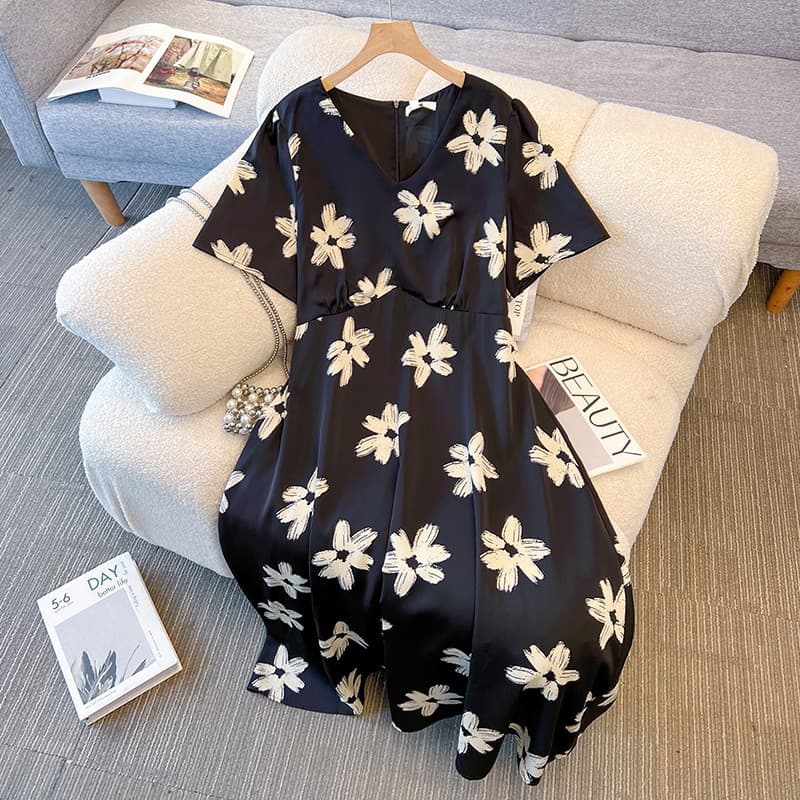 130-300 pounds plus size women's fat mm French style stunning and beautiful pinch-waist black floral V-neck dress summer