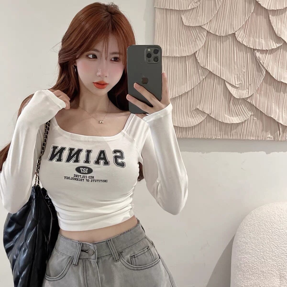 One-line collar, off-shoulder, sexy clavicle, low-neck, short, navel-baring, tight-fitting, long-sleeved T-shirt, women's slim-fit pleated niche top