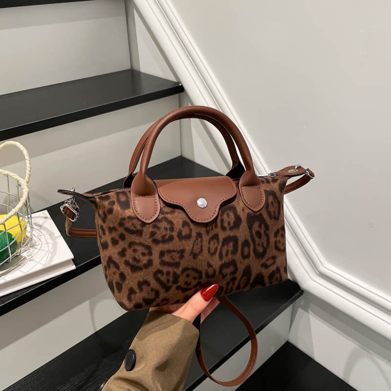 Niche Design Bag Retro Fashion Aesthetic Shoulder Bag 2025 New Personalized Stylish Casual French-Style Underarm Bag