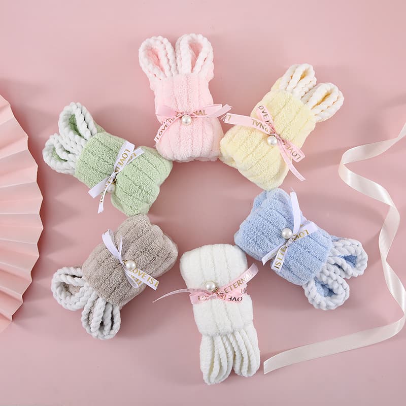 Cute bunny-shaped towels as a gift, birthday present, wedding favor, or creative opening gift for kindergarten.