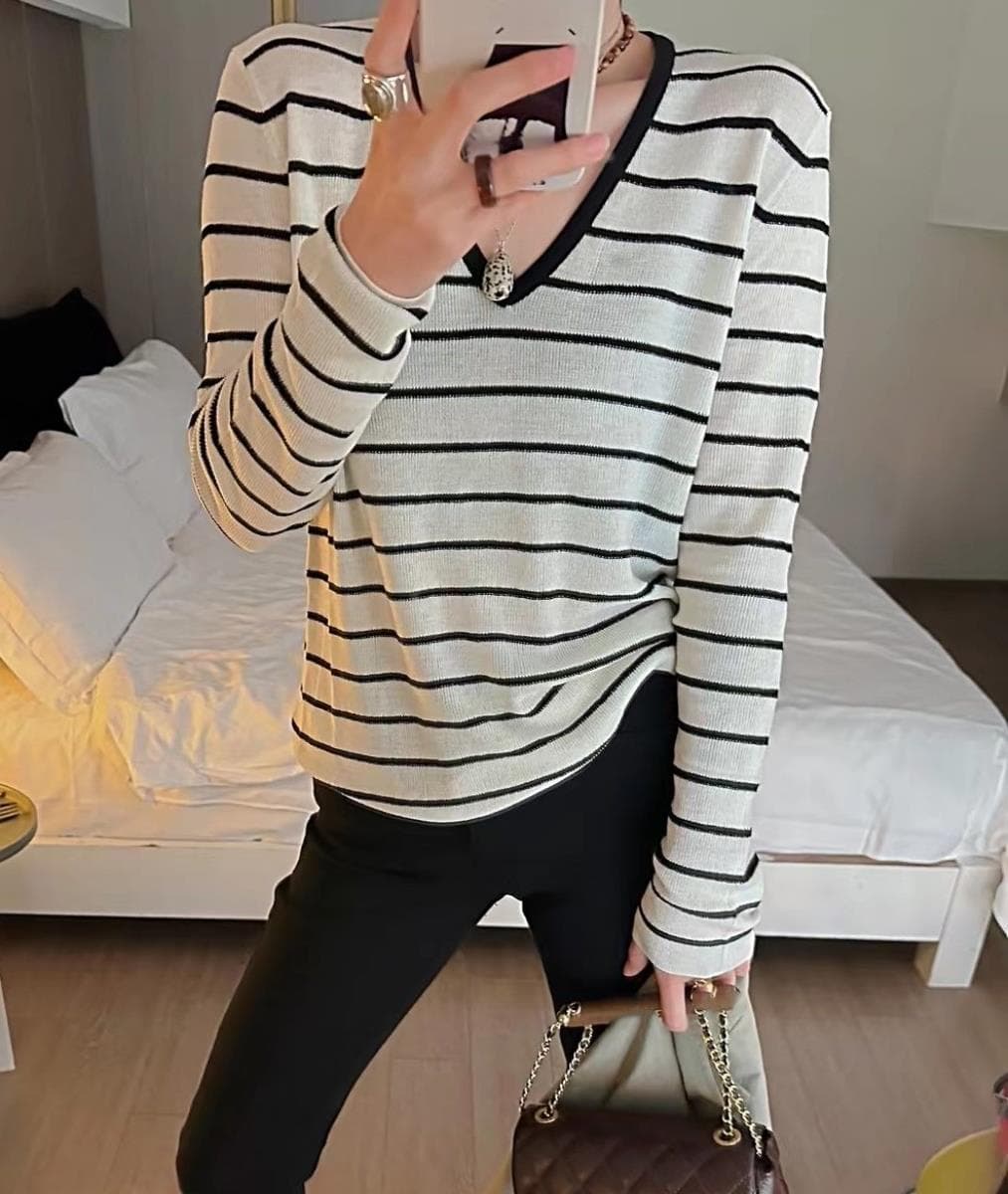 23 Autumn/Winter New V-Neck Classic Black and White Horizontal Striped Long-Sleeve Fine Wool Knit Sweater Base Layer for Women