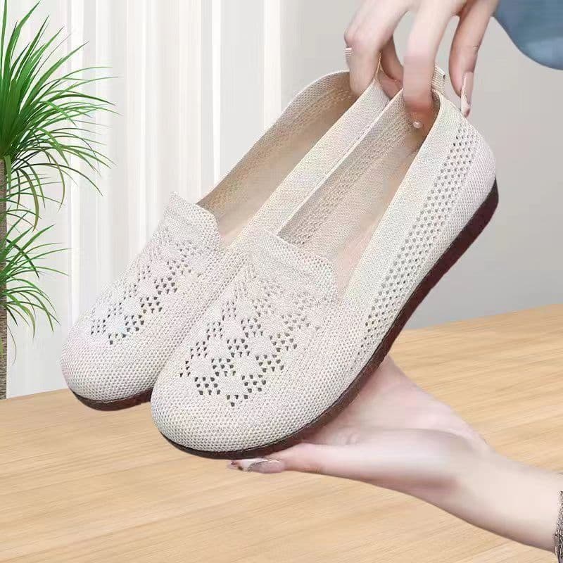 Slip-on slip-on mother's shoes fly mesh lightweight breathable soft sole wear-resistant low-cut fly mesh hollow shoes