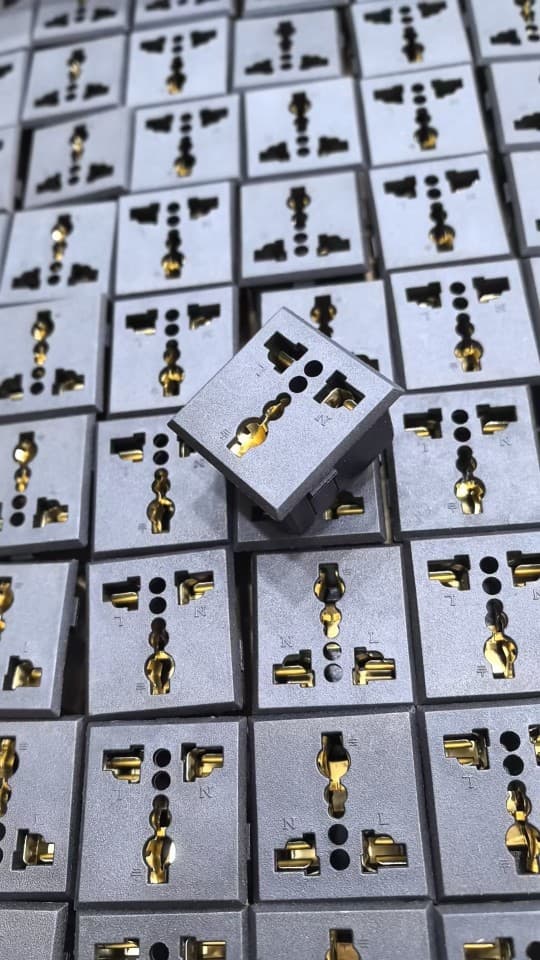 Universal socket, connector