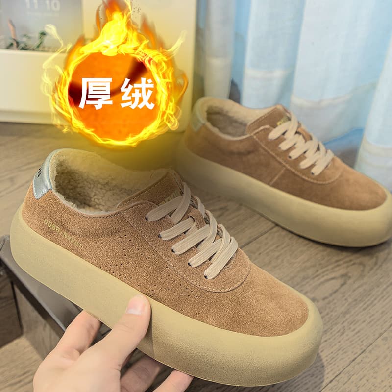 Thick fleece-lined sneakers, warm lamb wool loaf shoes, women's genuine leather, 2024 winter retro casual fleece-lined low-top cotton shoes.