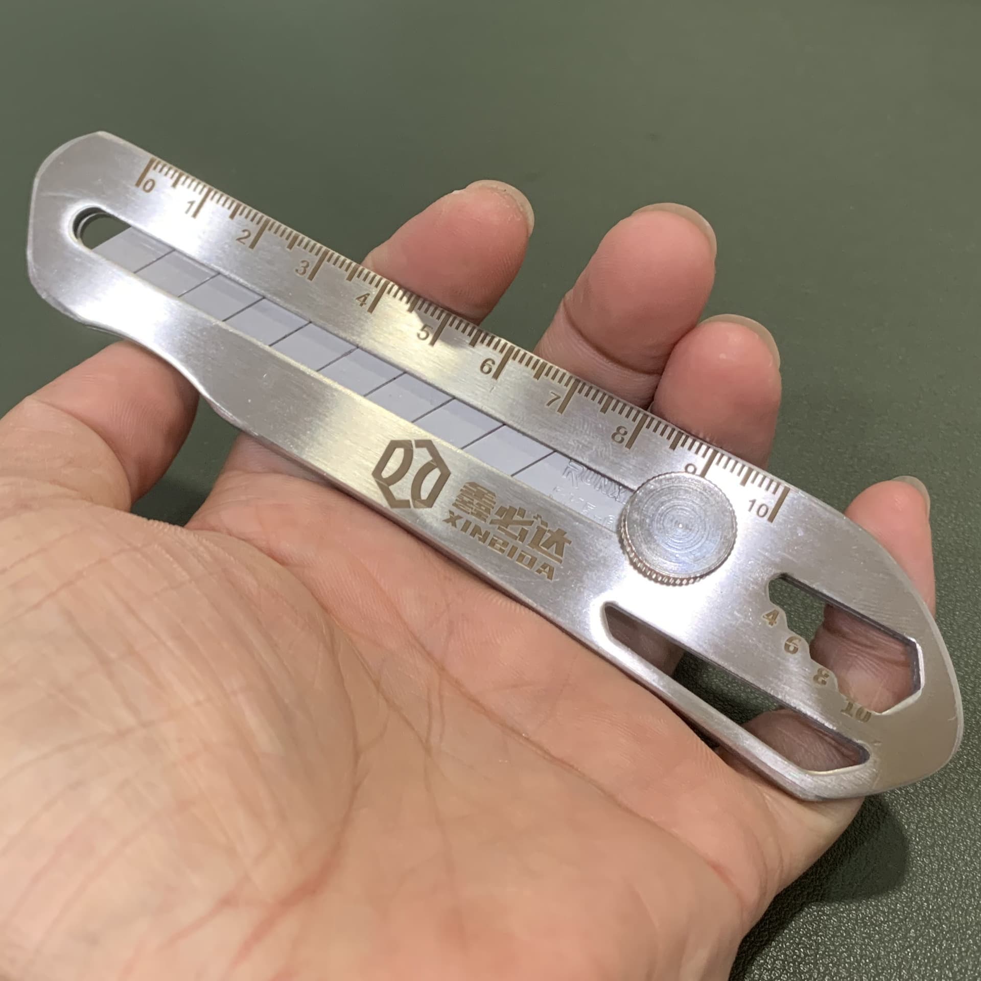 Factory wholesale 18 stainless steel utility knife, heavy-duty all-steel wallpaper knife, paper cutter, industrial grade knife, large size.