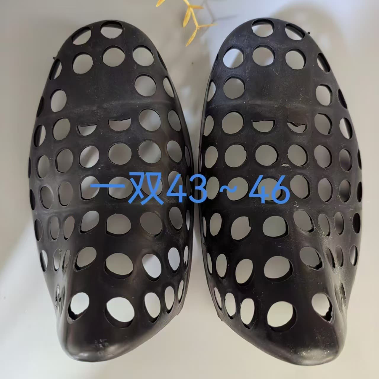 Shoe trees and shoe shields made of cross-border PP material, anti-deformation and anti-wrinkle, toe plugs, and sturdy shoe trees for athletic shoes and leather shoes to prevent collapse.