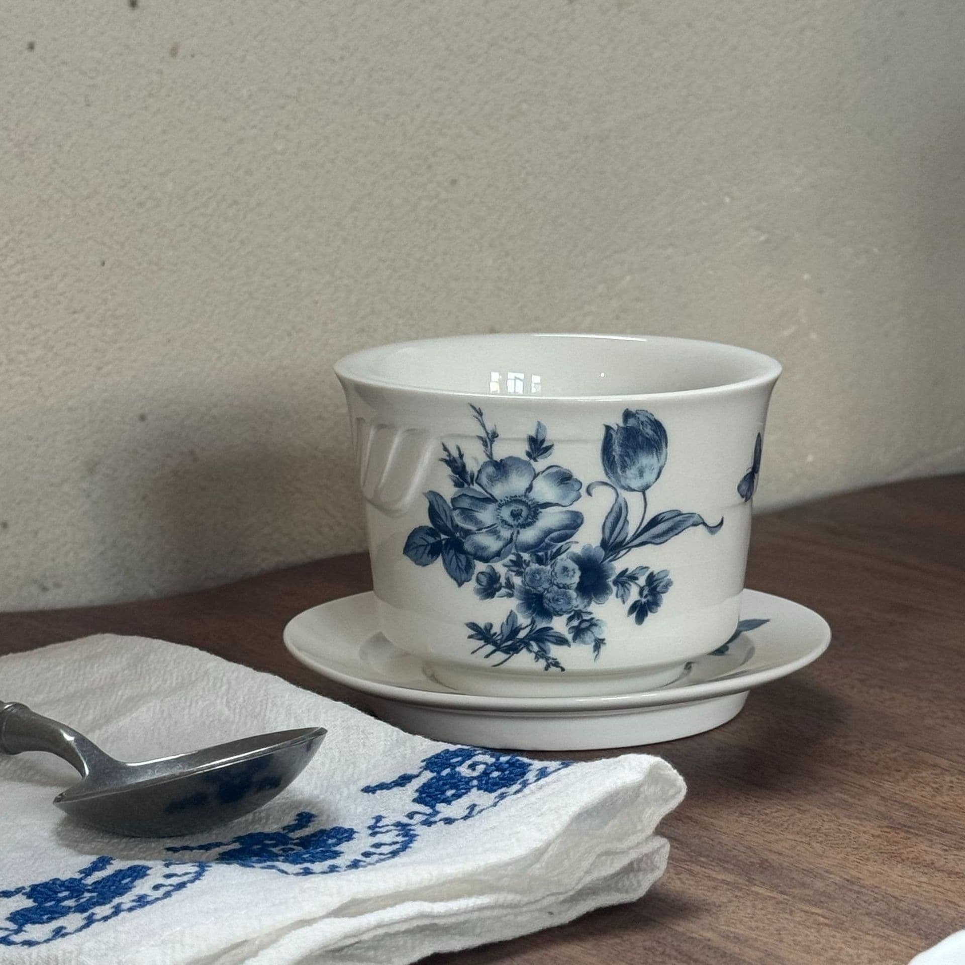 French Vintage Style Light Luxury Ceramic Cup and Saucer Vintage Blue Floral Latte Cup Afternoon Tea Set Dessert Cup