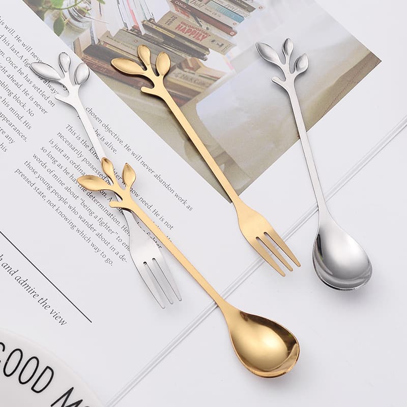 Stainless steel spoon with gold leaf design, fruit fork, gift spoon, coffee stirring spoon, honey spoon, bird's nest and lotus root starch spoon.