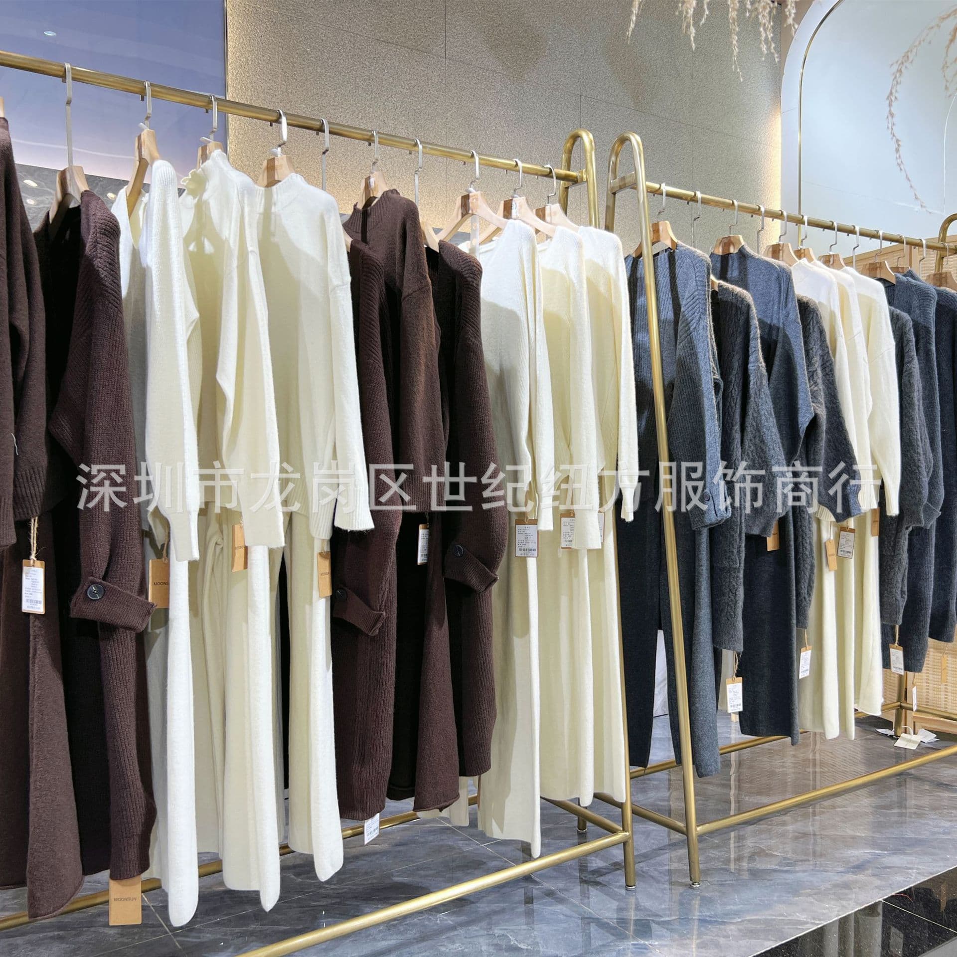 LESS high-quality minimalist professional women's clothing versatile low-saturation knitwear tops physical store live streaming sourcing.