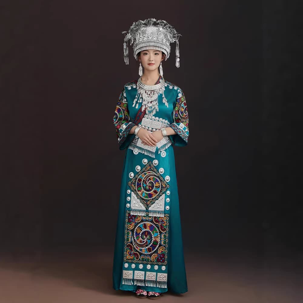 New Miao ethnic costumes for women, featuring styles from 56 ethnic minorities, suitable for adults, traditional Miao ethnic costumes from Guizhou, perfect for travel photography and performances.