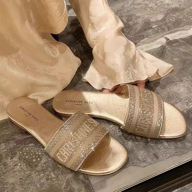 Slippers for women to wear outside 2026 new spring and summer fashionable versatile flat flip flops beach travel internet celebrity sandals