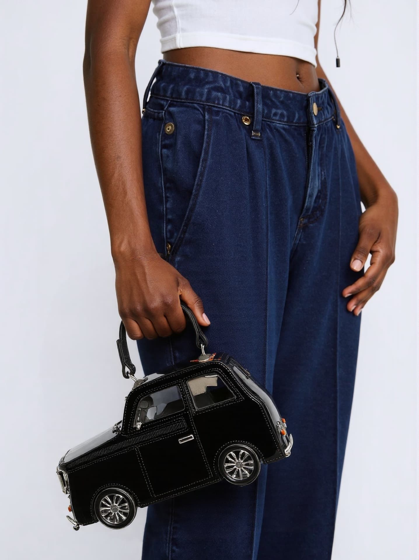 Off-road vehicle style handbag, creative and unique special-shaped bag, can be worn as a crossbody or as a shoulder bag. Ready for shipping in one piece.