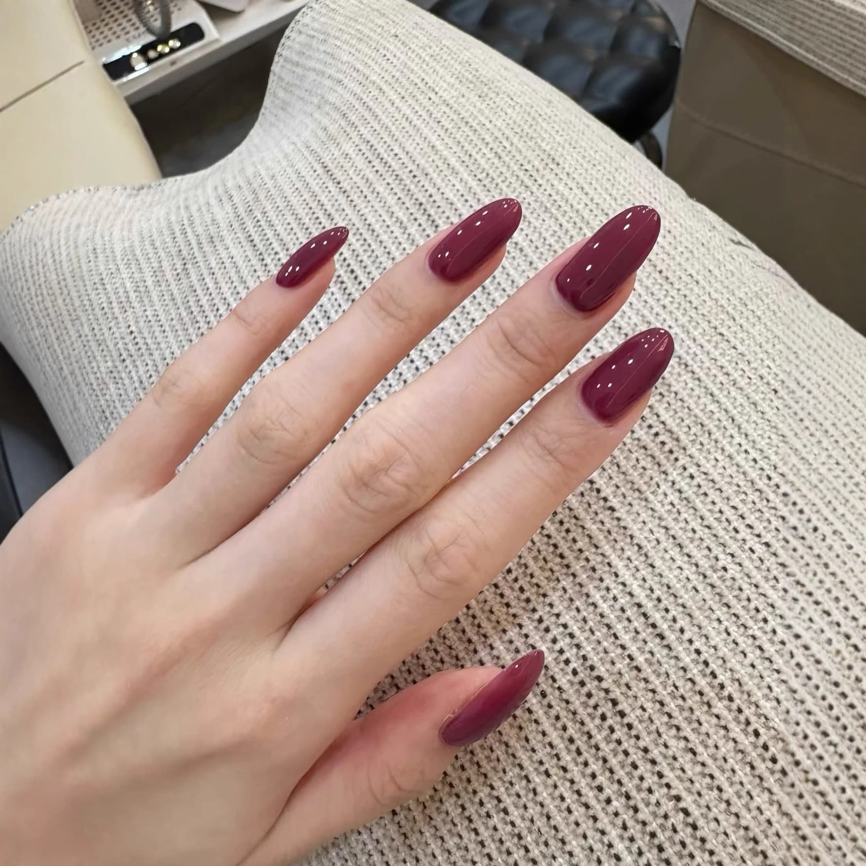Xiaohongshu Viral Solid Color Press-On Nails for Autumn/Winter, Whitening Effect, Handmade Wholesale, Simple Plum Sauce Color