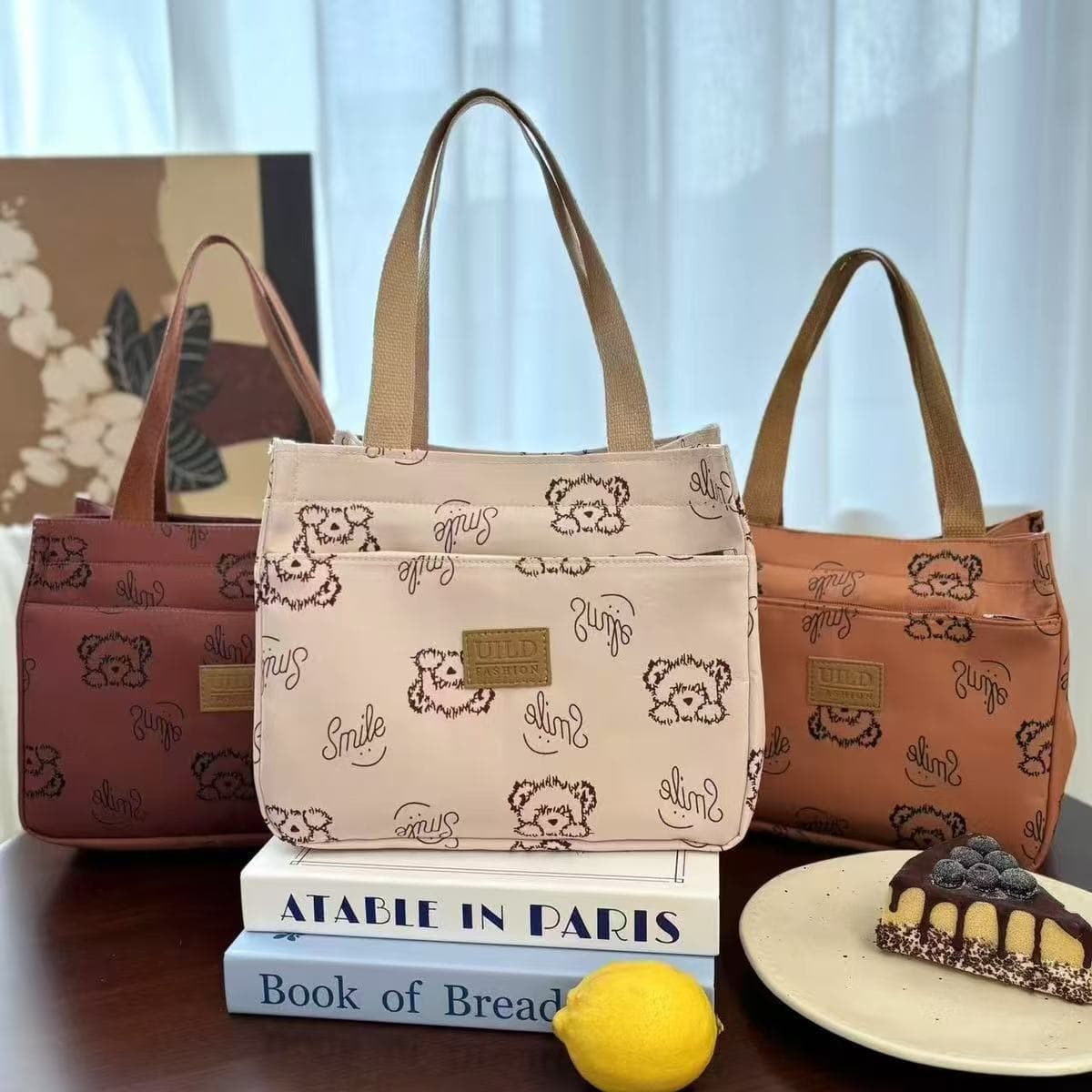 Good-looking printed bear handbag, versatile large-capacity fashionable lunch box for office workers, carry-on lunch box for mom when going out