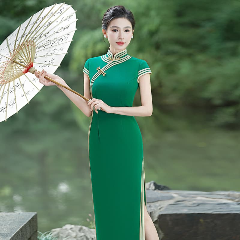 2026 New Long Cheongsam for Mother Slim Fit Elegant Chinese Style Stage Performance Dress with Three-Edge Crescent Trim