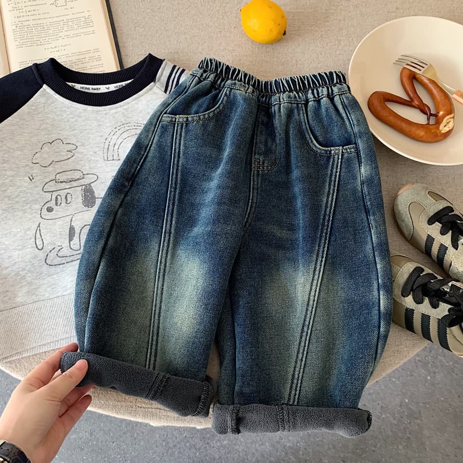 Boys' fleece-lined jeans, 2025 winter new style, thickened, loose-fitting, wide-legged, curved-slit patchwork long pants, trendy.