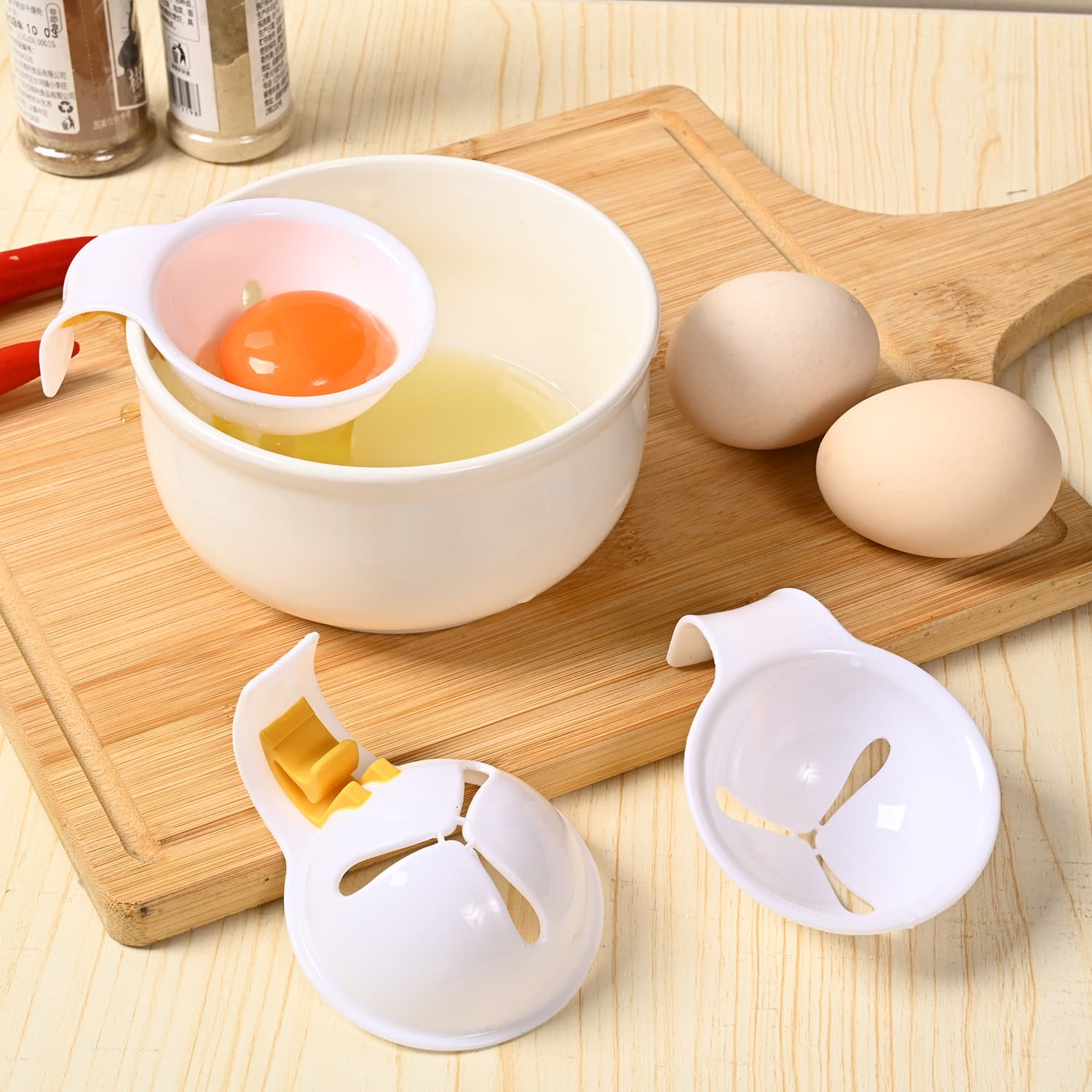 Egg White and Yolk Separator, Small Manual Egg Divider for Wholesale, Filter Egg with Silicone Clip to Secure Bowl Edge