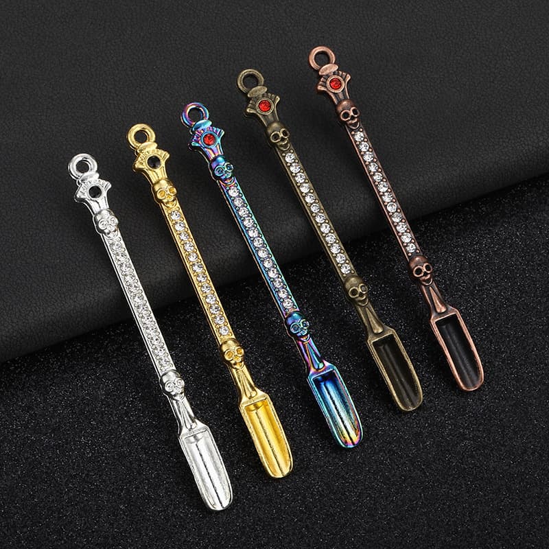 Factory direct sales of new cross-border style, rhinestone-embellished 84mm cigarette plaster spoon, smoking accessory, wholesale cigarette spatula/spoon.