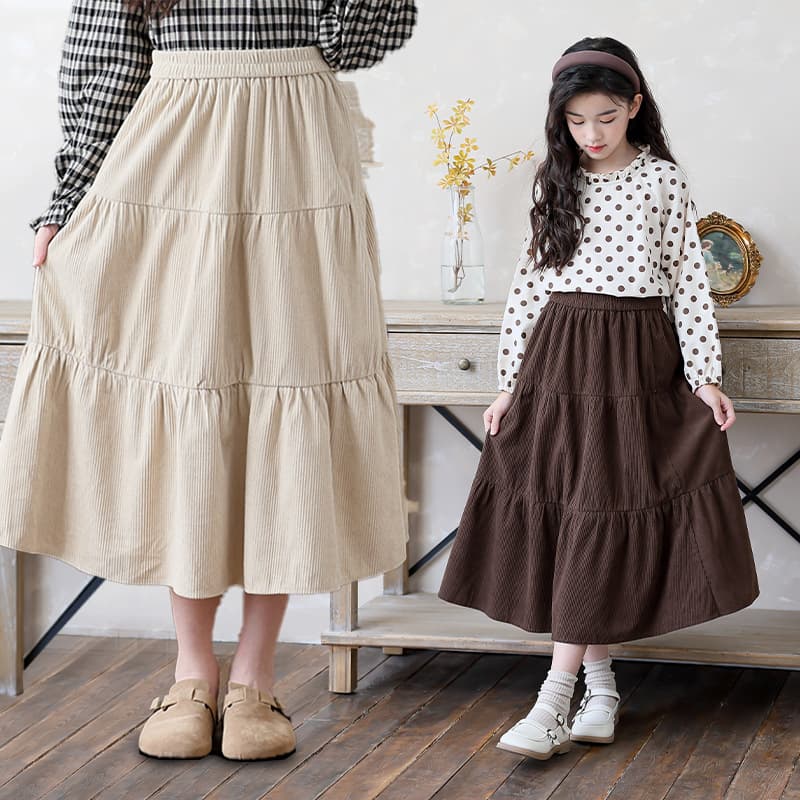 Korean-style retro corduroy midi skirt for petite girls, 2025 autumn style, tiered skirt for older children.