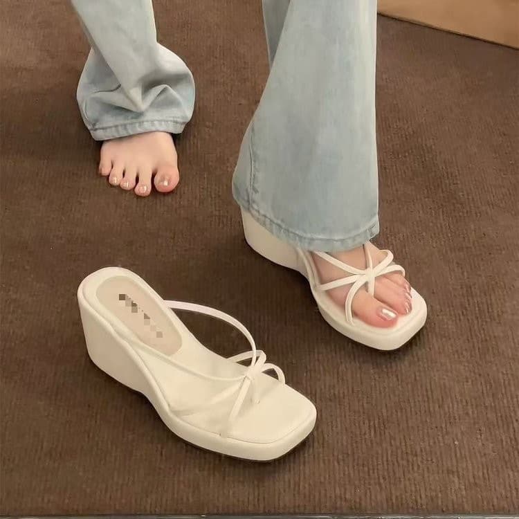 Trendy Platform Flip Flops for Petite Women Summer Outdoor 2026 New Style to Match Dresses Thick Sole Sandals