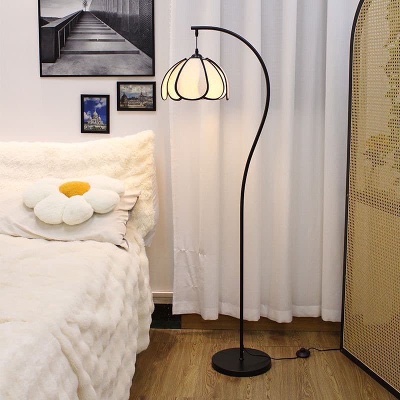 Vintage S-Shaped Floor Lamp for Living Room, Creative Petal French-Style Sofa Side Floor Lamp, Light Luxury Full-Spectrum Eye-Protection Floor Lamp
