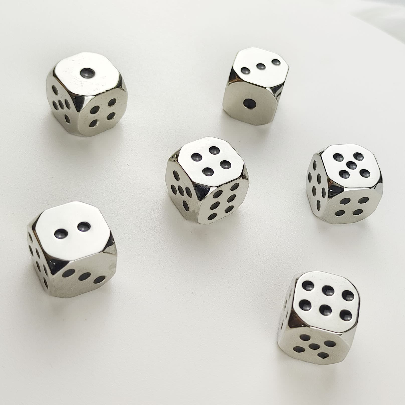 In Stock Cross-Border Metal 15mm Dice Game Set Alloy Bar Restaurant Entertainment Solid Dice Factory Direct