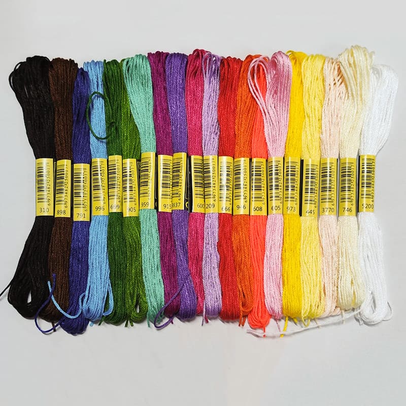 Factory direct sales of ready-made polyester thread, 6 strands per 8-meter length, for cross-stitch embroidery, polyester-cotton blend, and hand-woven embroidery.