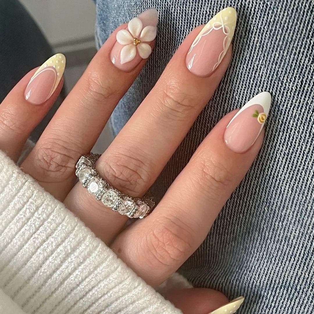 24 Pieces Wearable Nails Cream Yellow Lace French Manicure 3D Small Flowers Gentle Brightening Carved Finished Nail Tips