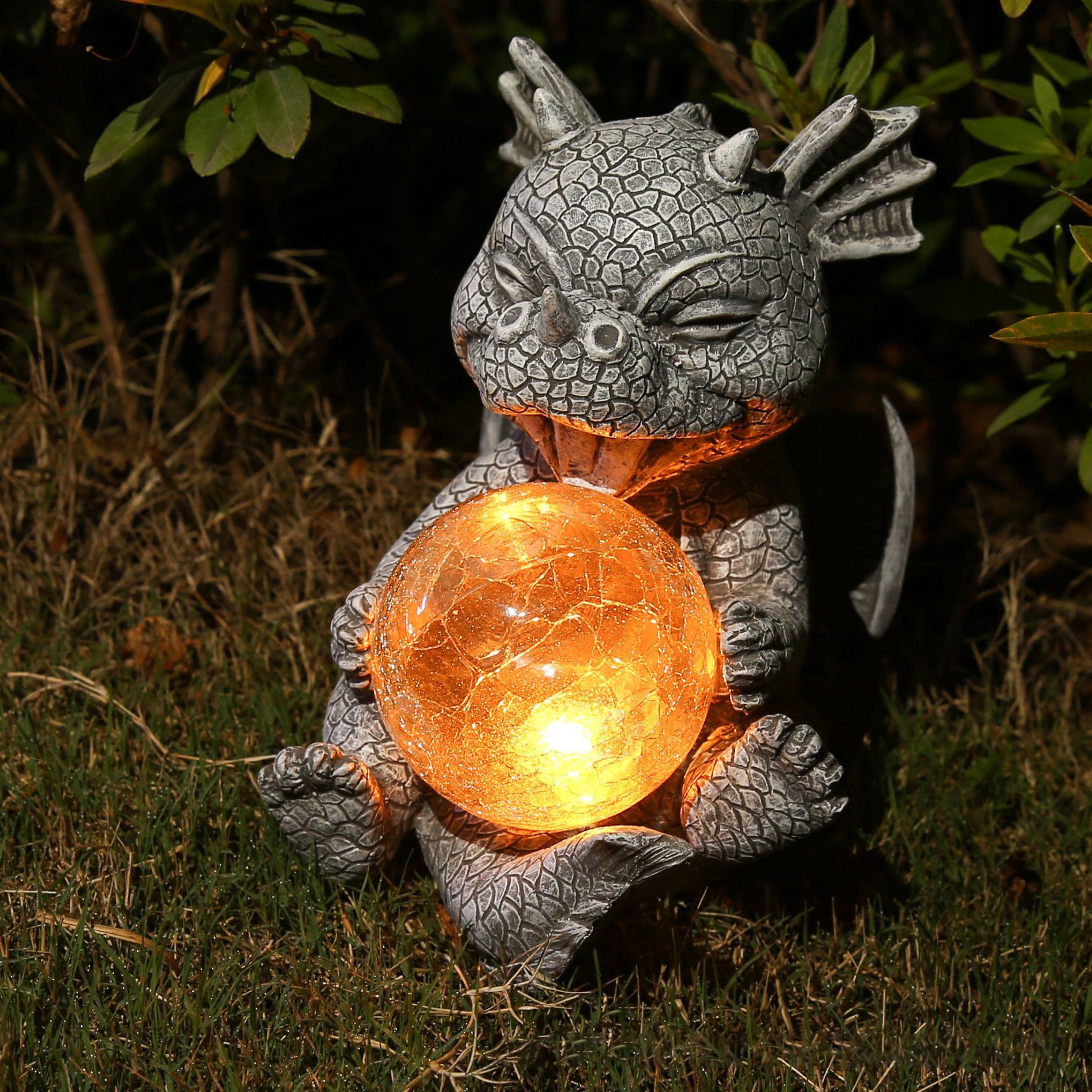 Amazon's best-selling winged dragon holding lamp solar light-emitting courtyard outdoor ornaments garden sun room small sculpture