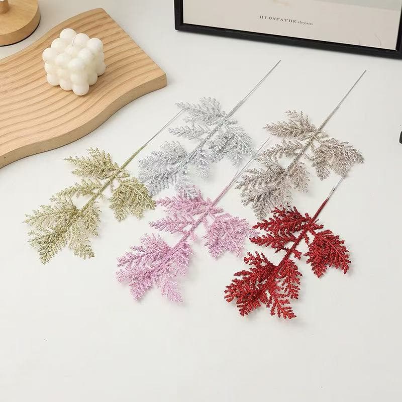 Accessories: Gold powder flower Christmas wreath decoration, artificial plant pine branches and leaves, gold powder flower Christmas wreath, gold powder pine branches