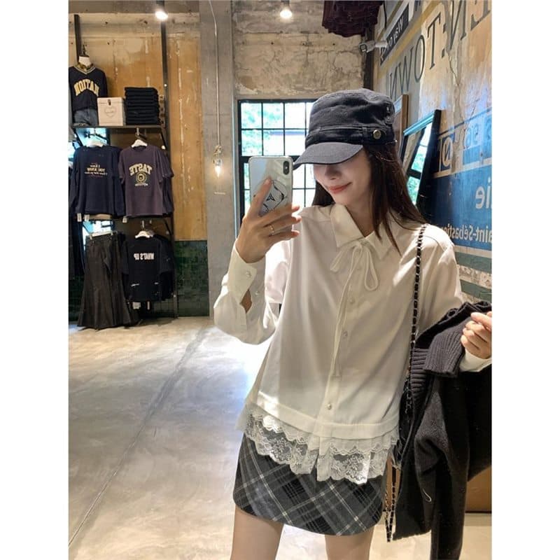 The design has a niche and high-end feel, unique style, loose lace lapel straps and a bottoming shirt top