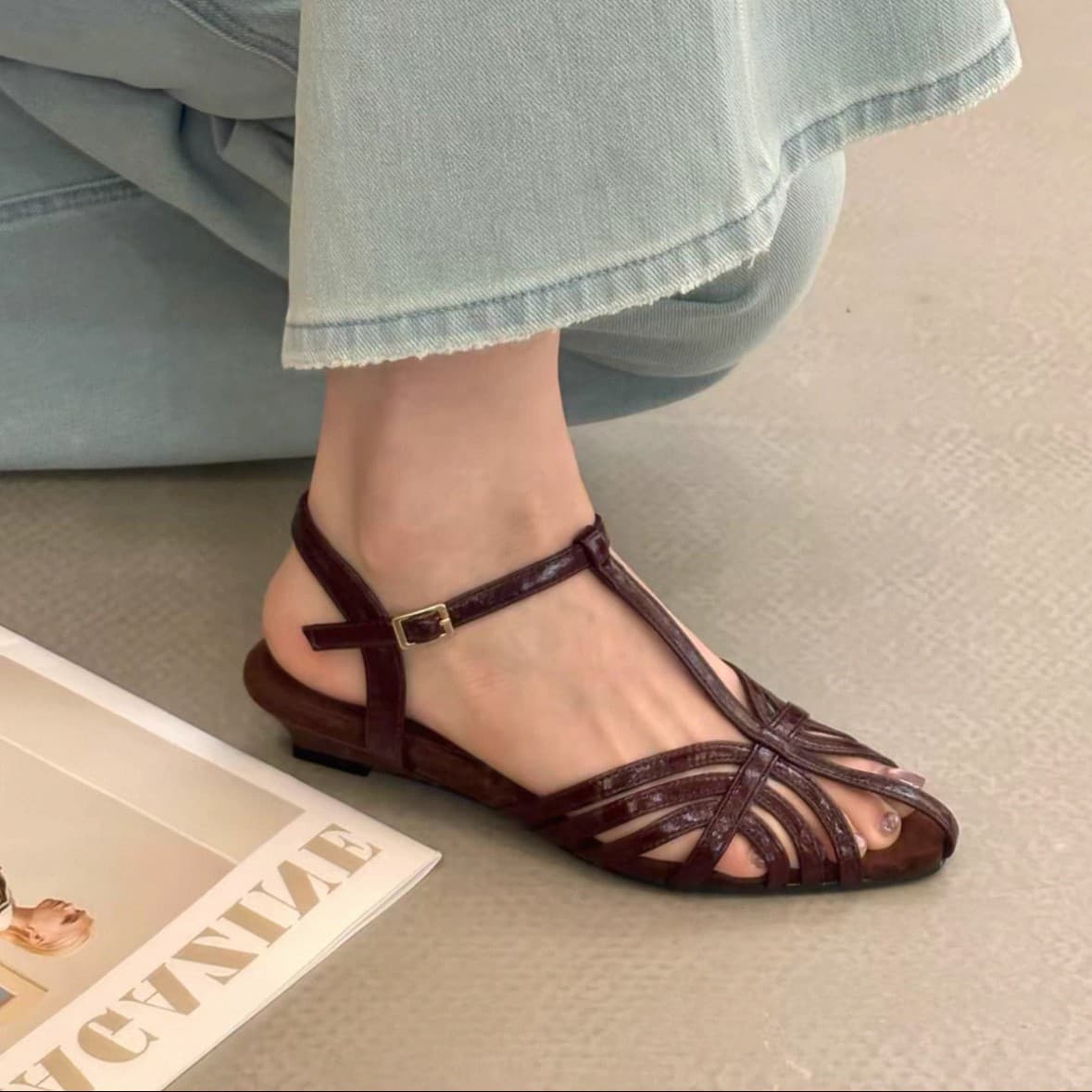 2026 Summer New Closed-Toe Sandals with Hollow Low Heel, Comfortable Commuter Roman Style, Retro and Versatile