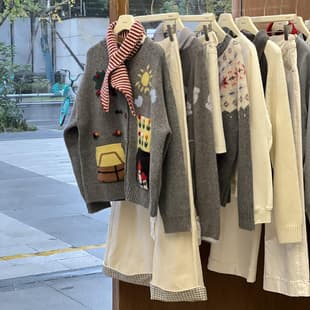 Brand women's mixed-lot clothing from Hangzhou Sijiqing factory, for physical stores, live-streaming, and stalls wholesale, including sweaters, jackets, and down coats.