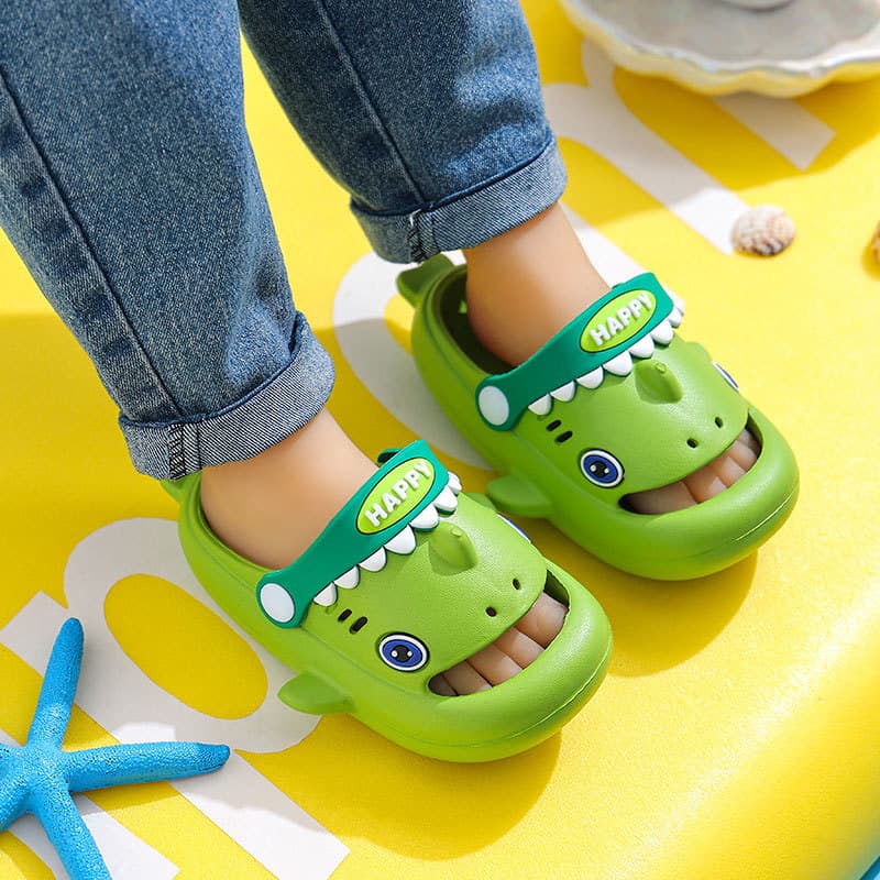 Closed-Toe Eva Clogs for Girls, Summer Cartoon Slippers with a Soft Feel, Non-Slip Indoor Home Slippers for Boys