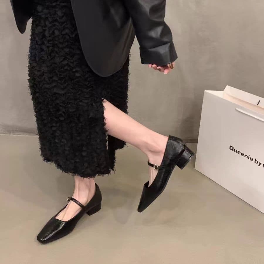 French retro new shoes, small leather shoes, new women's shoes, autumn and winter shallow flats with skirts, silver shoes