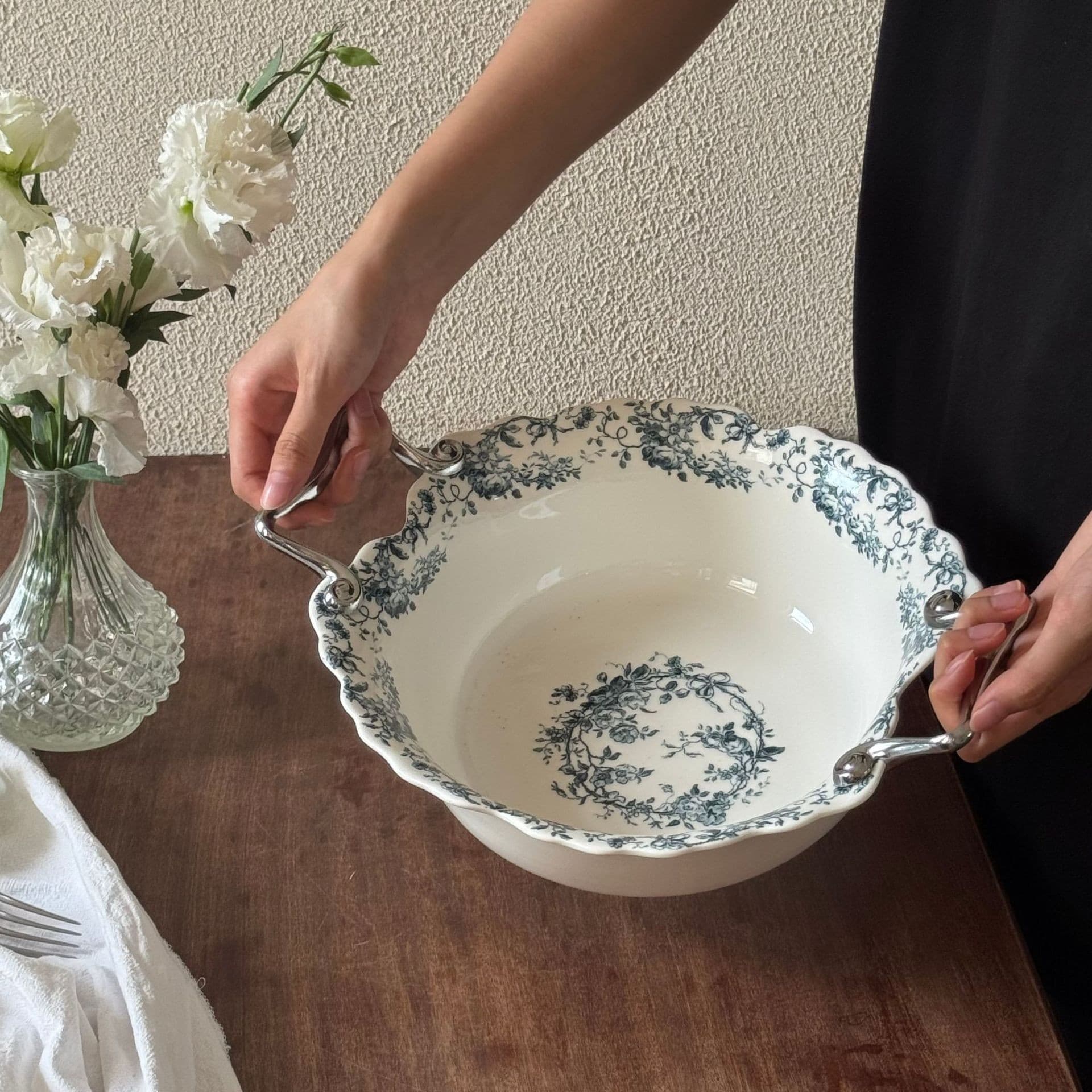 French Vintage Floral Ceramic Plate with Handle Fruit Plate Household Tray Snack Plate Storage Tray High-Appearance Decorative Piece