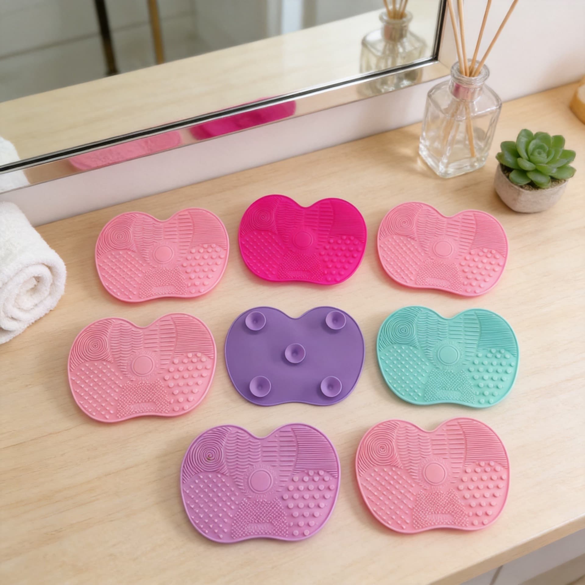 Multifunctional Flower-Shaped Cleaning Pad for Makeup Brushes, Powder Puffs, and Beauty Sponges, with Suction Cup for Easy Cleaning